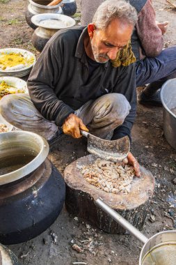 Srinagar, Jammu ve Kashmir, Hindistan. 1 Kasım 2022. Srinagar 'da bir düğünde yemek hazırlıyorum..