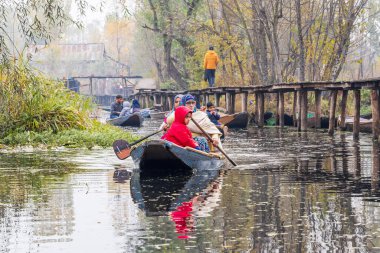 Rainawari, Srinagar, Jammu ve Kashmir, Hindistan. 2 Kasım 2022. İnsanlar Dal Gölü 'nde geleneksel teknelerle kürek çekiyorlar..