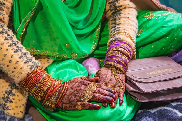 Kangan Jammu Kashmir India 2022年10月27日 在查谟和克什米尔的一个村庄的婚礼上 一个年轻新娘的珠宝和指甲花装饰着她的手 — 图库照片