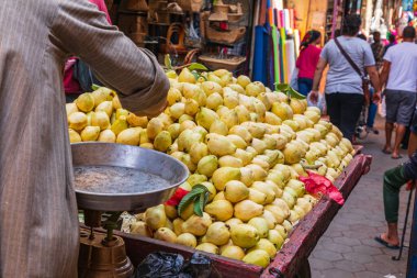 Kahire, Mısır, Afrika. 16 Ekim 2019. Guava 'lar açık hava pazarında..