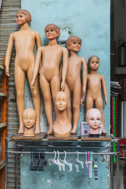 Kahire, Mısır, Afrika. 16 Ekim 2019. Kahire 'de bir mağazanın önünde mankenler..