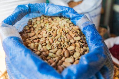 Kahire, Mısır, Afrika. Açık hava pazarında satılık kuru fasulye..