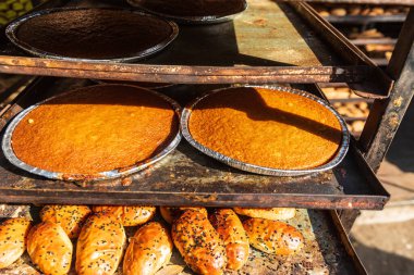 Kahire, Mısır, Afrika. Kahire 'deki bir pastanede turta ve ekmek..