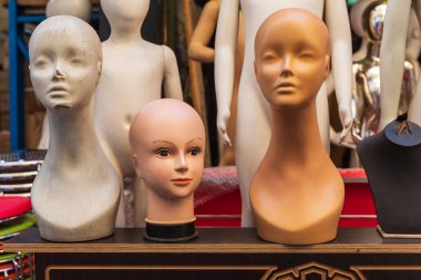 Kahire, Mısır, Afrika. Manken Kahire 'deki bir mağazanın önünde..