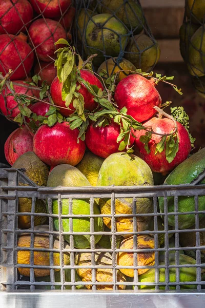 Afrika, Mısır, Kahire. Sepette nar ve mango..