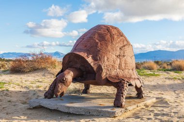 Borrego Springs, Kaliforniya, ABD. 10 Şubat 2019. Ricardo Breceda 'dan dev bir kaplumbağanın kaynaklı çelik heykeli..