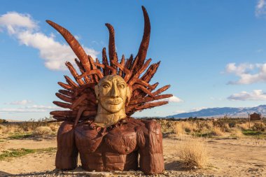 Borrego Springs, Kaliforniya, ABD. 10 Şubat 2019. Ricardo Breceda 'nın mitolojik bir adamın kaynaklı çelik heykeli..