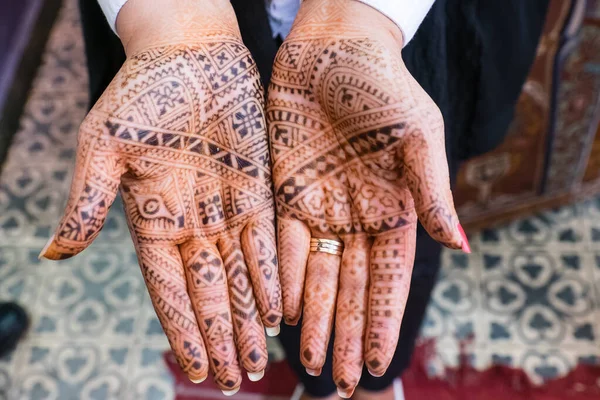 Afryka Północna Maroko Marrakech Kwietnia 2015 Tymczasowe Tatuaże Henny Rękach — Zdjęcie stockowe