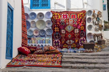 Tunus, Tunisa. 5 Mart 2023. Tunus 'ta satılık halı ve el sanatları.