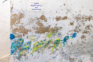 Hammamet, Nabeul, Tunus. 6 Mart 2023. Hammamet 'teki bir binada balık resmi.