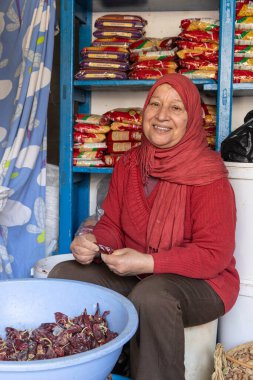 Tunus, Tunus. 11 Mart 2023. Tunus 'ta kurutulmuş kırmızı biber hazırlayan kadın..