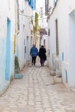 Tunus, Tunus. 11 Mart 2023. Tunus Çarşısı yakınlarında dar bir sokakta yürüyen iki kadın..
