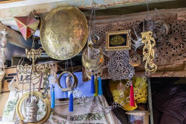 Tunus, Tunus. 11 Mart 2023. Tunus Çarşısı 'ndaki bir dükkanda metal işi..