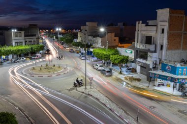 Kairouan, Tunus. 13 Mart 2023. Kairouan şehrinde gece görüşü araba farları ve stop lambaları.