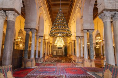 Kairouan, Tunus. 14 Mart 2023. Kairouan Büyük Camii 'nin iç manzarası..