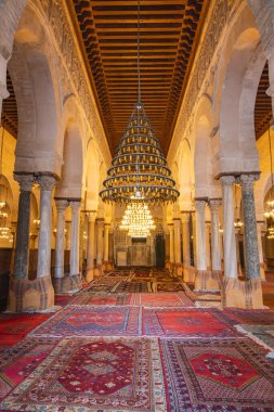 Kairouan, Tunus. 14 Mart 2023. Kairouan Büyük Camii 'nin iç manzarası..