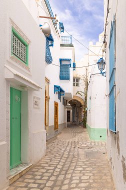 Kairouan, Tunus. 14 Mart 2023. Dar bir sokak boyunca binalar.