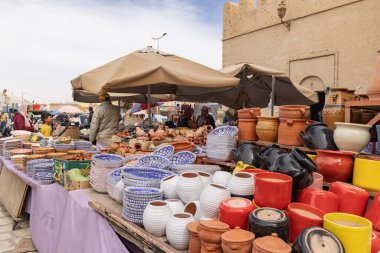 Kairouan, Tunus. 14 Mart 2023. Kairouan çarşısında satılık sofra takımı ve çömlek.