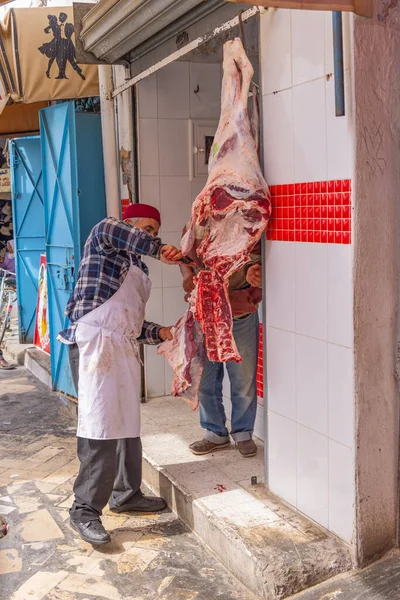 Kairouan, Tunus. 14 Mart 2023. Kariouan çarşısında çalışan bir kasap..