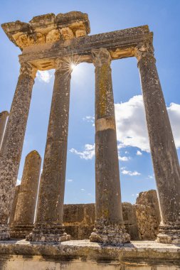 Dougga, Beja, Tunus. Roma harabelerindeki tiyatroda sütunlar. Dougga dilinde.