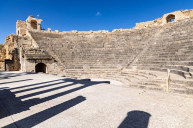 Dougga, Beja, Tunus. Roma harabelerindeki tiyatro. Dougga dilinde.