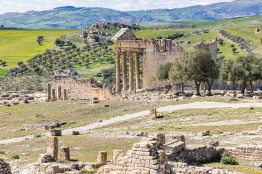 Dougga, Beja, Tunus. Dougga 'nın Roma harabelerindeki Capitol Tapınağı.