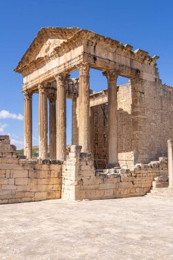 Dougga, Beja, Tunus. Dougga 'nın Roma harabelerindeki Capitol Tapınağı.