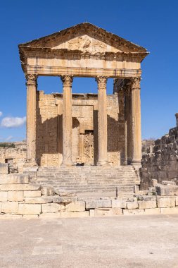 Dougga, Beja, Tunus. Dougga 'nın Roma harabelerindeki Capitol Tapınağı.