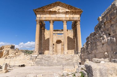 Dougga, Beja, Tunus. Dougga 'nın Roma harabelerindeki Capitol Tapınağı.