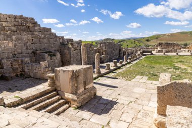 Dougga, Beja, Tunus. Bina, Dougga 'nın Roma harabelerinde duruyor..