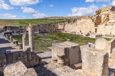 Dougga, Beja, Tunus. Bina, Dougga 'nın Roma harabelerinde duruyor..