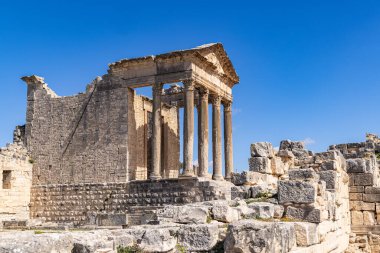 Dougga, Beja, Tunus. Dougga 'nın Roma harabelerindeki Capitol Tapınağı.