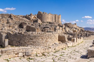 Dougga, Beja, Tunus. Bina, Dougga 'nın Roma harabelerinde duruyor..