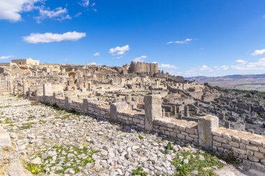 Dougga, Beja, Tunus. Bina, Dougga 'nın Roma harabelerinde duruyor..