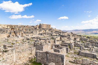 Dougga, Beja, Tunus. Bina, Dougga 'nın Roma harabelerinde duruyor..