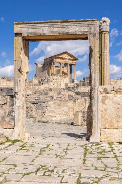 Dougga, Beja, Tunus. Dougga 'nın Roma harabelerindeki Capitol Tapınağı.