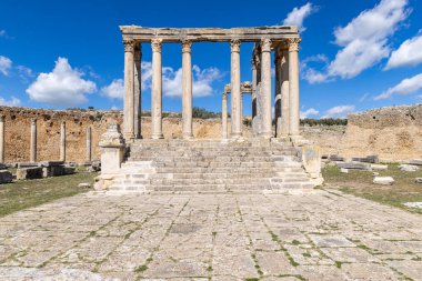 Dougga, Beja, Tunus. Dougga 'daki Roma harabelerinde Juno Caelestis Tapınağı.