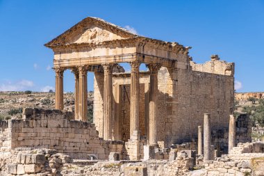Dougga, Beja, Tunus. Dougga 'nın Roma harabelerindeki Capitol Tapınağı.