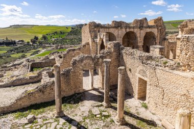 Dougga, Beja, Tunus. Antonian, ya da Licinian, Dougga 'daki Roma harabelerinde hamam.