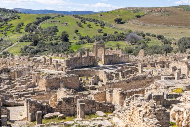 Dougga, Beja, Tunus. Bina, Dougga 'nın Roma harabelerinde duruyor..
