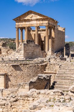 Dougga, Beja, Tunus. Dougga 'nın Roma harabelerindeki Capitol Tapınağı.