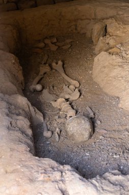 Utique, Bizerte, Tunus. Utique Arkeoloji Bölgesi 'ndeki bir Roma mezarında insan iskeleti..