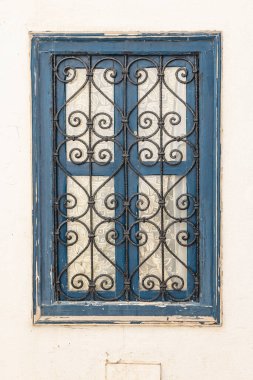 Tunus, Tunus. Tunus Çarşısı yakınlarındaki bir evin parmaklıklı penceresi..