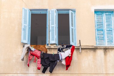 Tunus, Tunus. Tunus çarşısı yakınlarındaki bir apartmanın penceresinden çamaşırhane sarkmış..
