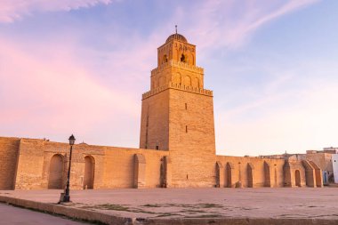 Kairouan, Tunus. Gün batımında Kairouan Büyük Camii 'nin minaresi..