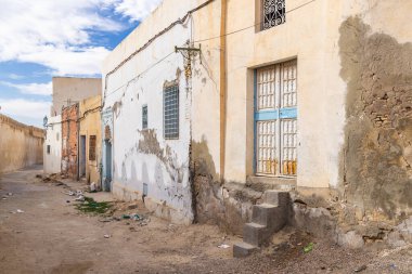 Kairouan, Tunus. Kairouan şehrinde pis bir sokak..