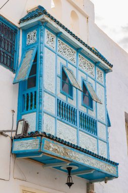 Kairouan, Tunus. Kairouan şehrindeki bir binaya mavi bir pencere çarptı..