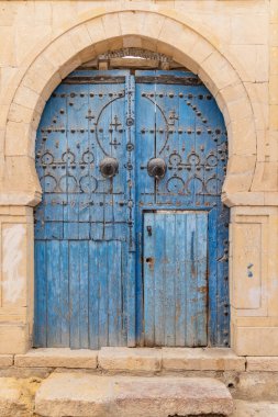 Kairouan, Tunus. Anahtar deliğinde mavi bir kapı, ayrıca Fas kemeri olarak da bilinir..