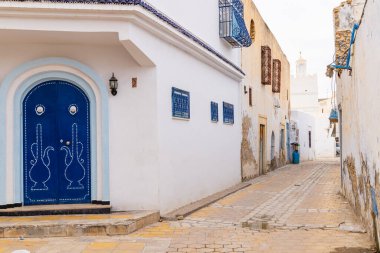 Kairouan, Tunus. Kairouan şehrinde bir ara sokak..