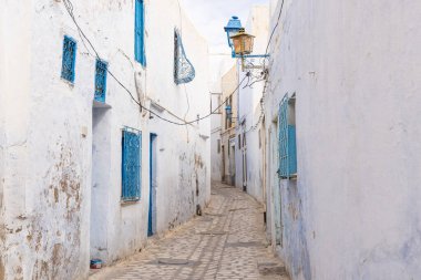 Kairouan, Tunus. Kairouan şehrinde dar bir sokak..